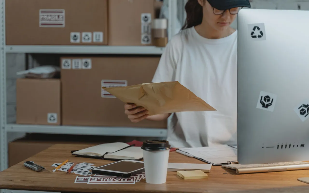Logos do Mercado Livre, Shopee e Magalu conectados por linhas representando integração